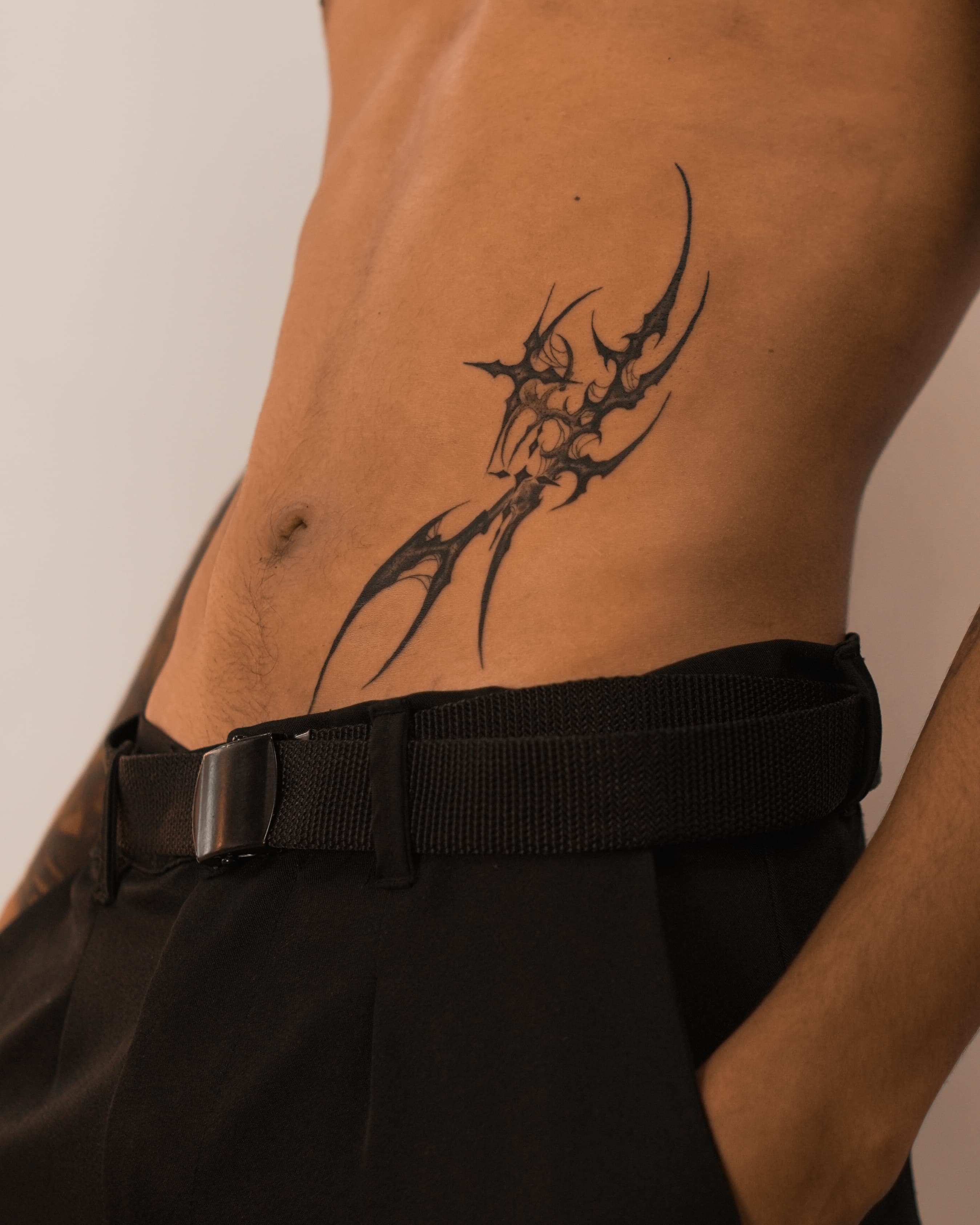 Tatuagem blackwork por Dodô no estúdio SORA Ink Goiânia
