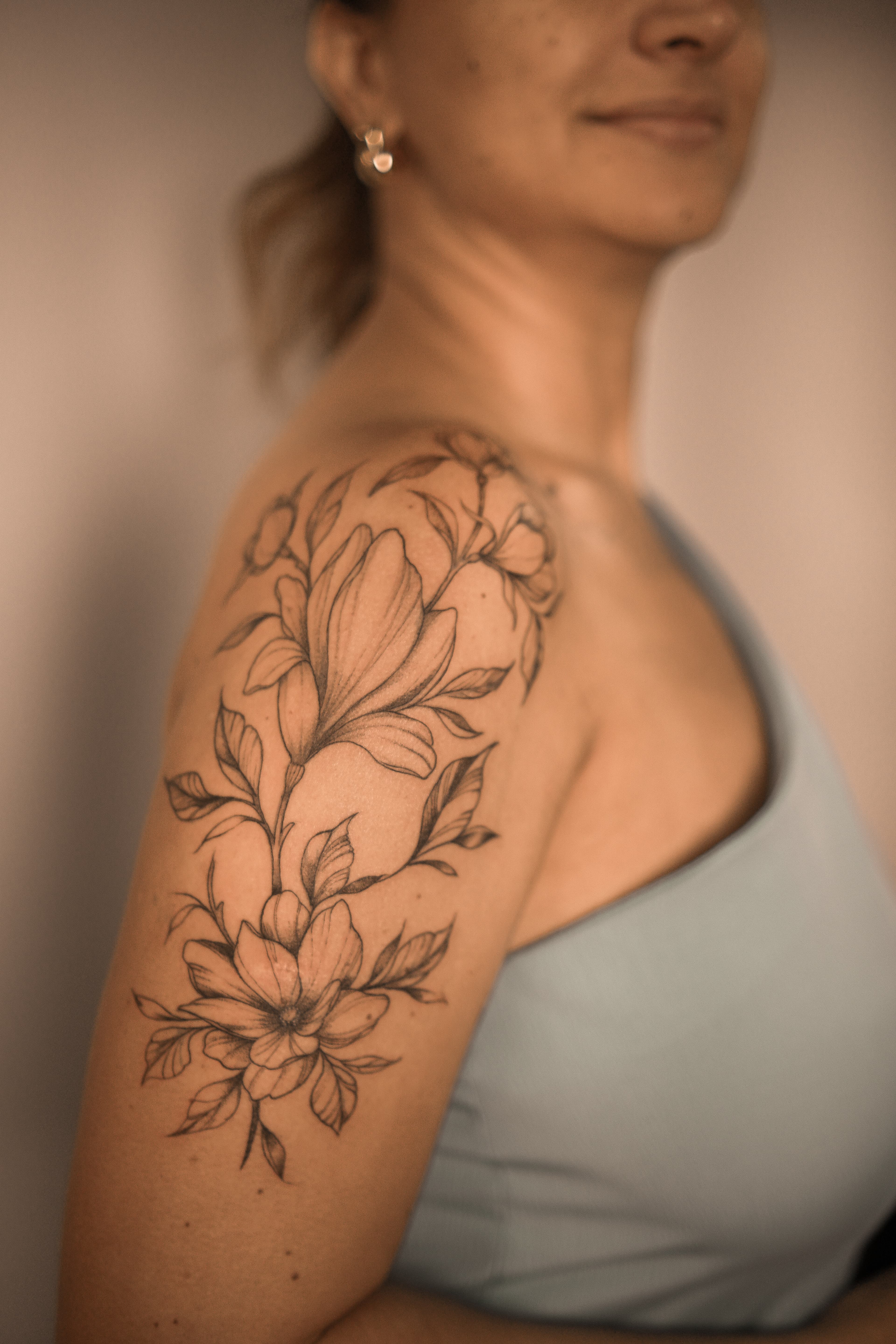 Tatuagem blackwork por Dodô no estúdio SORA Ink Goiânia