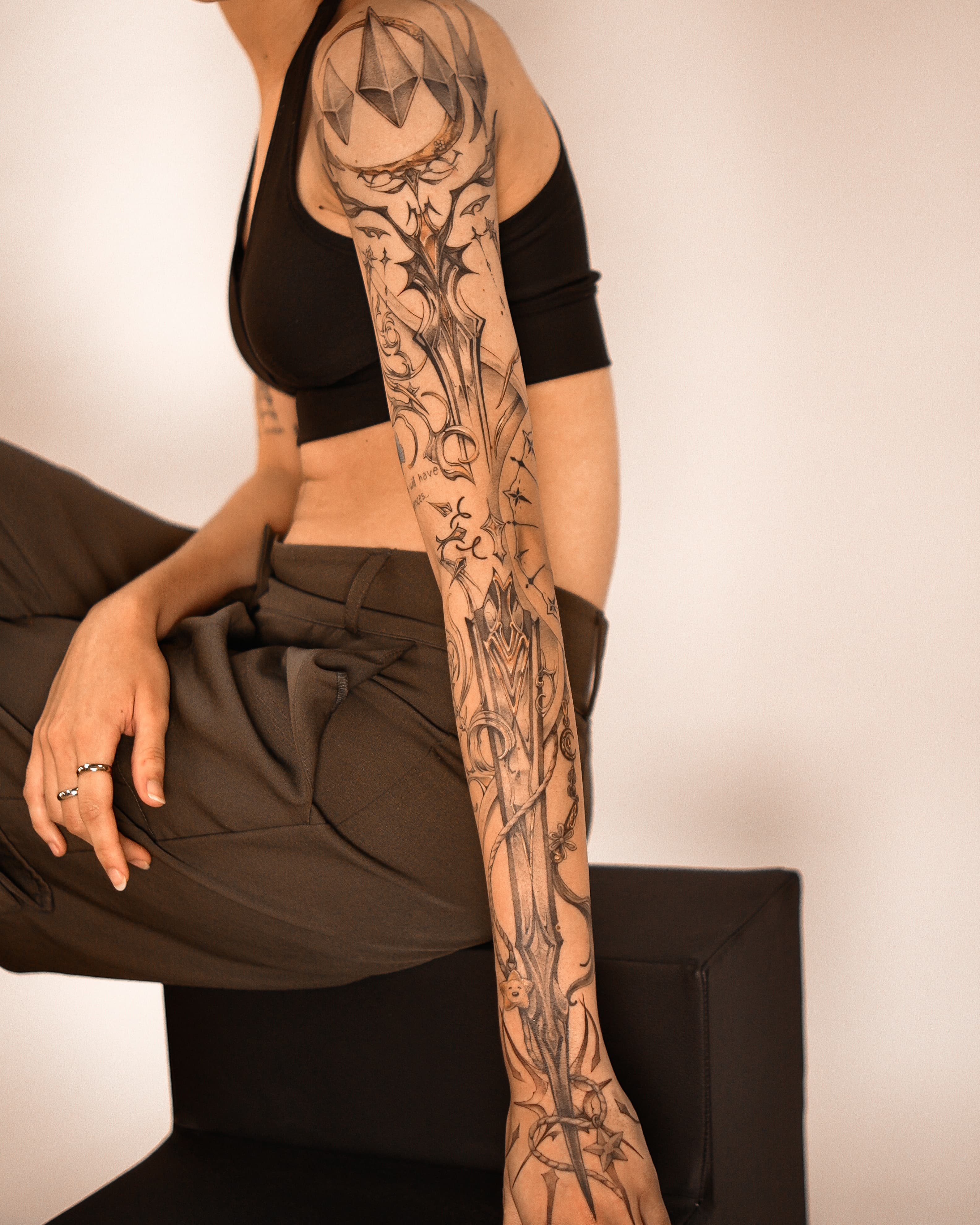 Tatuagem blackwork por Fikkity no estúdio SORA Ink Goiânia