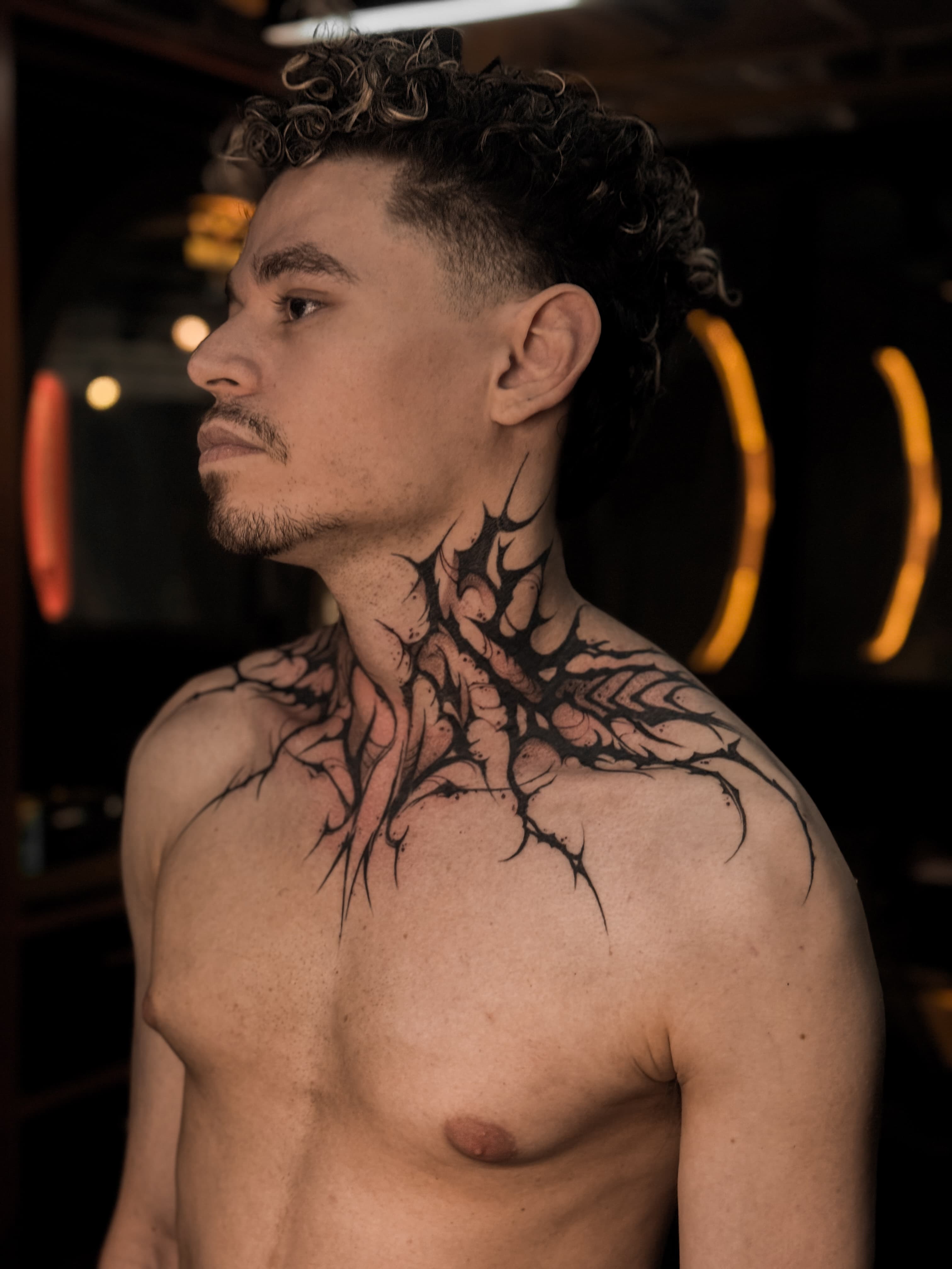 Tatuagem blackwork por Fikkity no estúdio SORA Ink Goiânia