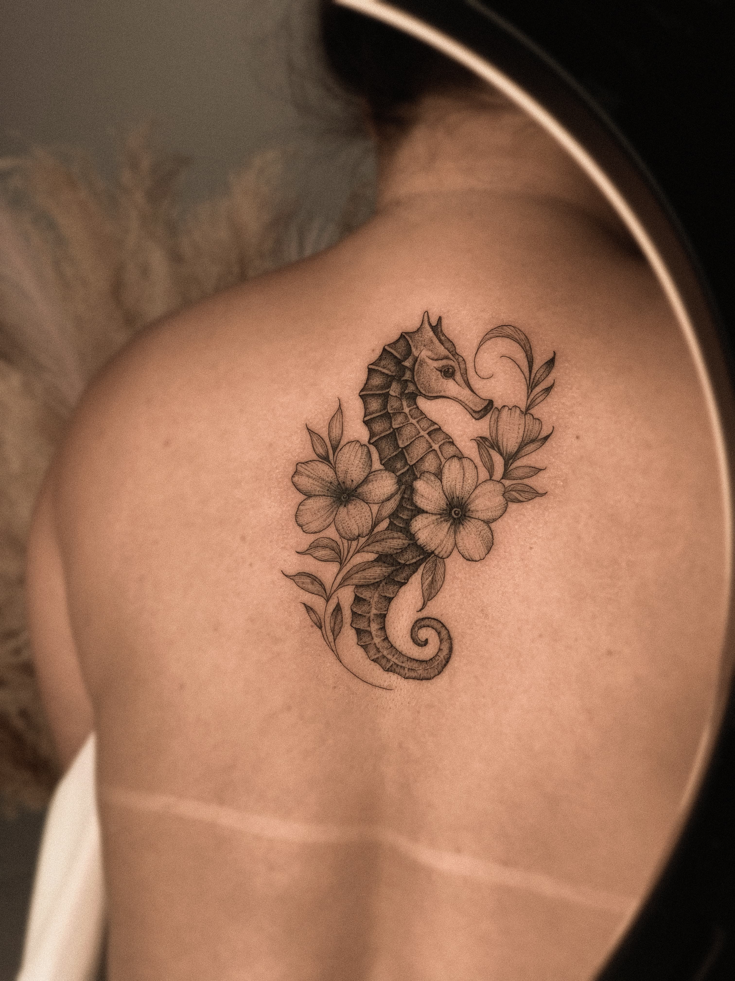 Tatuagem Fineline, Floral por Letícia Lira em Goiânia