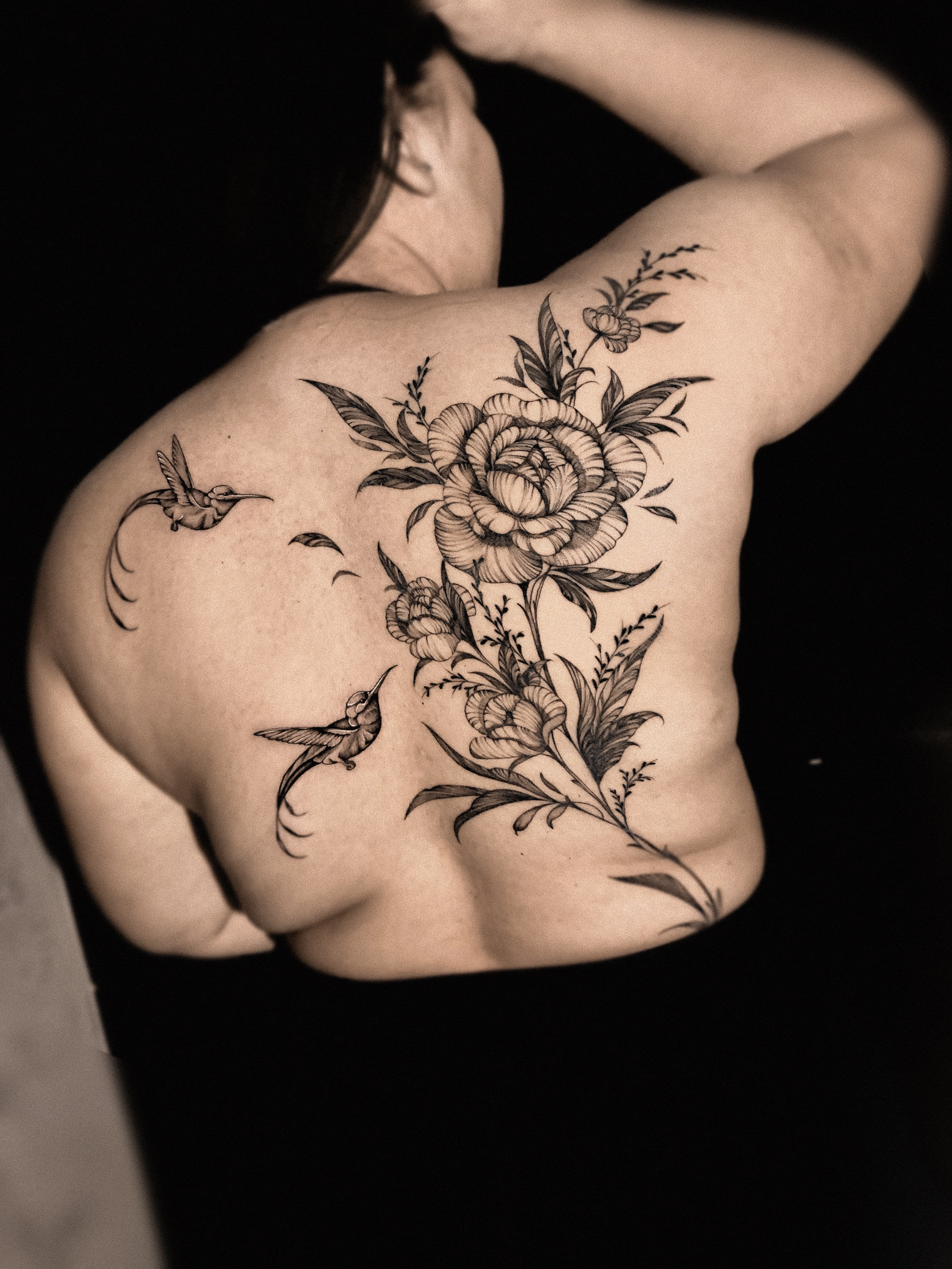 Tatuagem Fineline, Floral por Letícia Lira em Goiânia