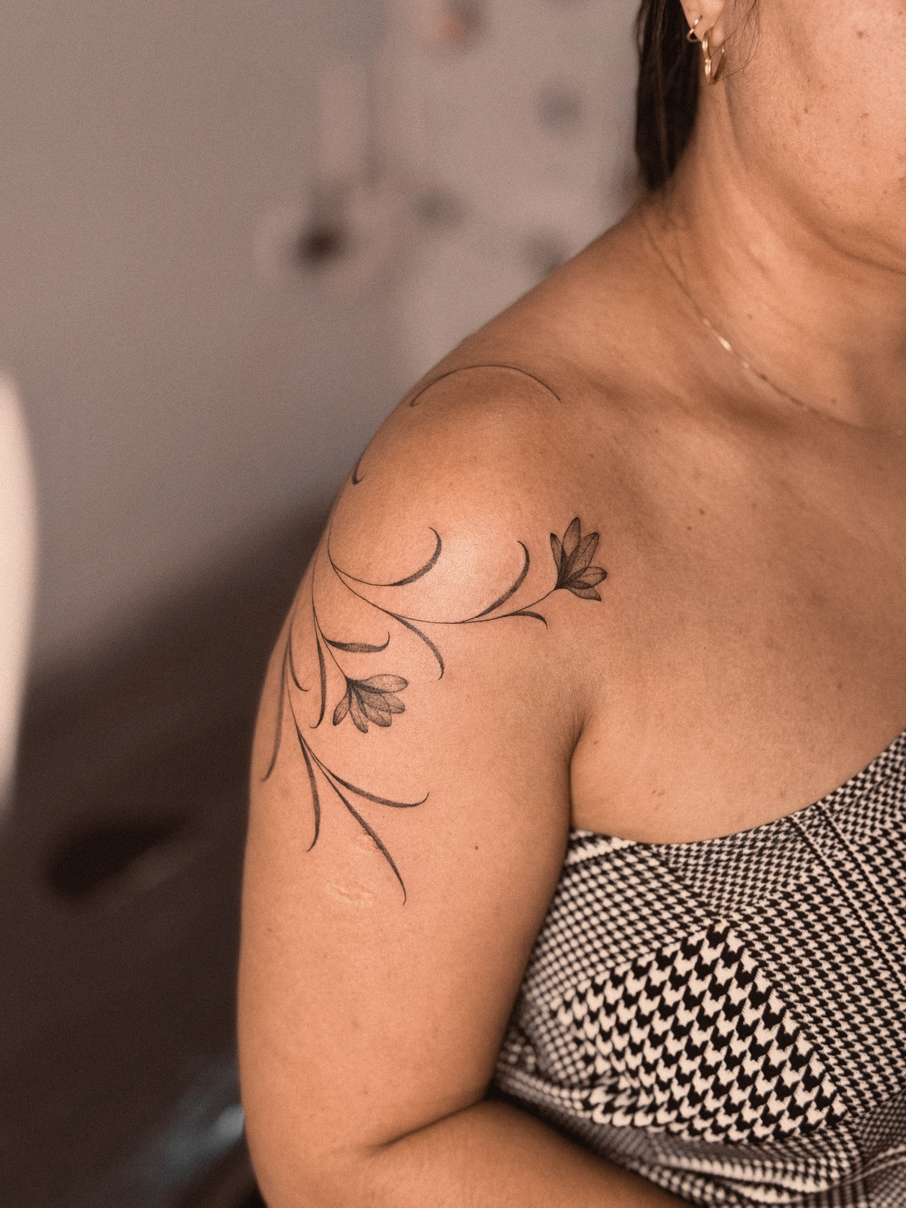 Tatuagem Fineline, Floral por Letícia Lira em Goiânia
